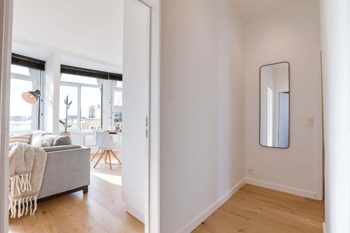 Huswell - Brand New Near The Blankenberge